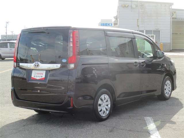 明るく広々、落ち着いた店内では、中古車のご検討・ご購入のほか、携帯電話（au）の購入等、様々なご相談に幅広く応えていきます♪