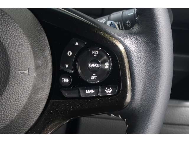 Hondaセンシングの機能のひとつ、アダプティブクルーズコントロール付！アクセルから足を離しても設定したスピードと前車との車間を保ち走行してくれます！車線維持もアシスト☆高速道路で疲労軽減ですね☆