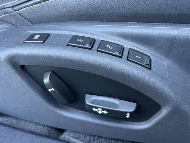 運転席・助手席ともに電動シートになっております♪