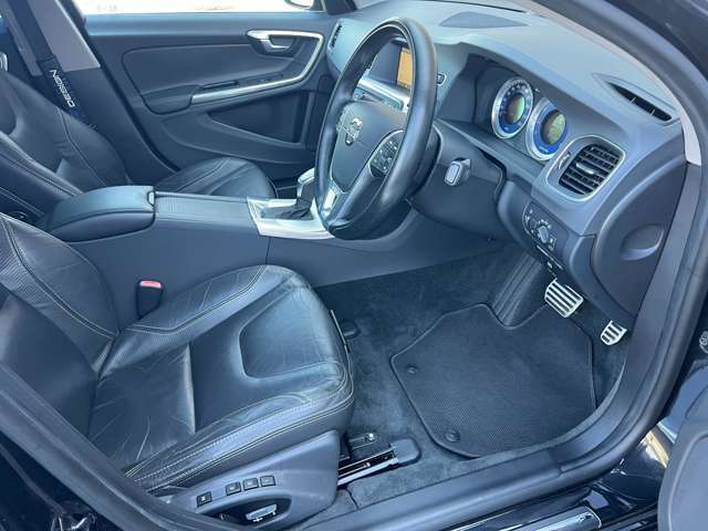 運転席は広々としており窮屈感等のストレスを感じることなく運転することが出来ます♪電動シート機能も装備されておりますのでお好みのシートポジションに楽に調整が可能です♪