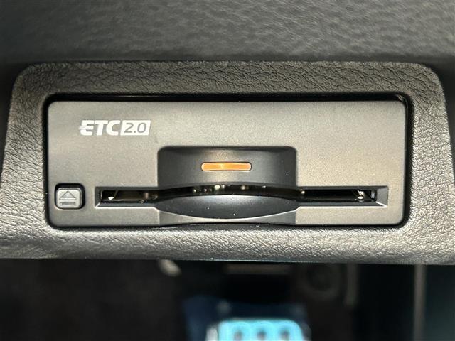 【CARMATEドライブレコーダー】走行中の車内外を360°撮影することができるので、通常のドラレコでは撮りきれない横方向からの突然の飛び出しや、後方からの無理な追い抜きなども逃さず記録します。