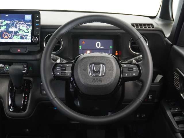 【Honda SENSING】 カメラ等装置で精度の高い検知能力を発揮、安全運転を支援します。ステアリング上のコントローラーに注目！