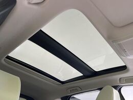 【パノラマルーフ】大型のガラスルーフ搭載で車内の解放感が一気にアップ！開放的なドライブをお楽しみいただけます。