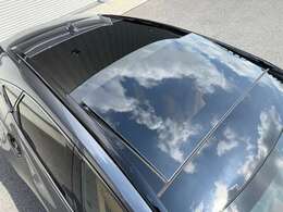 【パノラマルーフ】開放感たっぷりのパノラマルーフが装着されています！車内に明かりを取り入れたり景色を楽しむのに、最適です！遮光シェードが装備されておりますので、夏の暑い日でも快適に使えます！