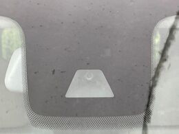 【三菱e-Assist】走行中に前方の車両等を認識し、衝突しそうな時は警報とブレーキで衝突回避と被害軽減をアシスト。より安全にドライブをお楽しみいただけます。