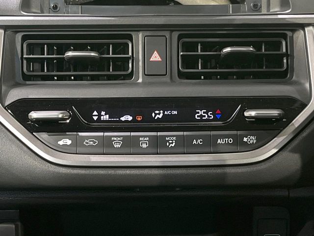 【オートエアコン】一度お好みの温度に設定すれば、車内の温度を検知し風量や温度を自動で調整。暑い…寒い…と何度もスイッチ操作をする必要はありません。快適な車内空間には必須の機能ですね♪