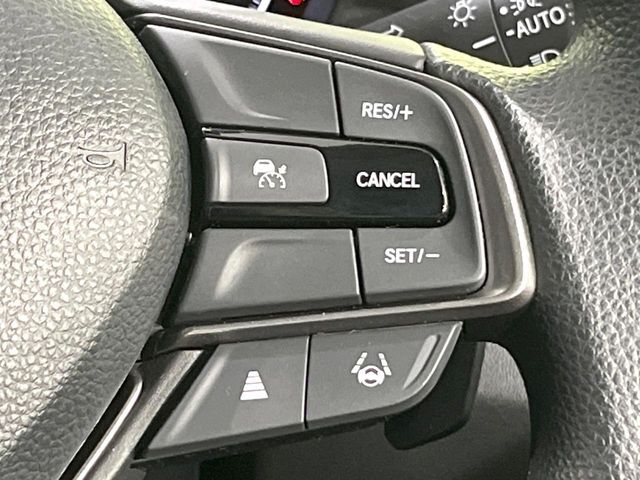【レーダークルーズコントロール】高速道路での長距離走行が楽に！！自動で速度を保つクルーズコントロールが、衝突軽減システムと連携し、前方の車両を感知して車間を保つように速度調節してくれます！！