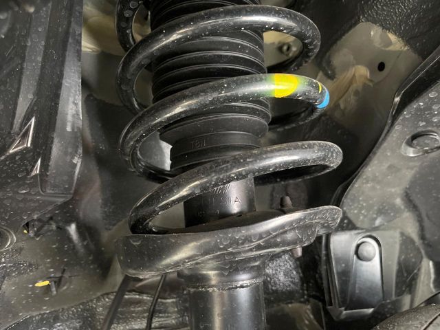 お車を安心してお乗りいただく為には、足回りの定期点検が欠かせません。サービスサポート（有償保証）では無料点検もご提供しており、安心のカーライフをお過ごしいただけるサポート体制が整っています。