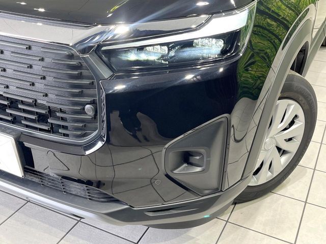 【LEDヘッドライト】悪天候や夜間走行時も良好な視界を確保し安心して運転できる高輝度LEDヘッドライトを装備！点灯速度が早く、消費電力も抑えられています。