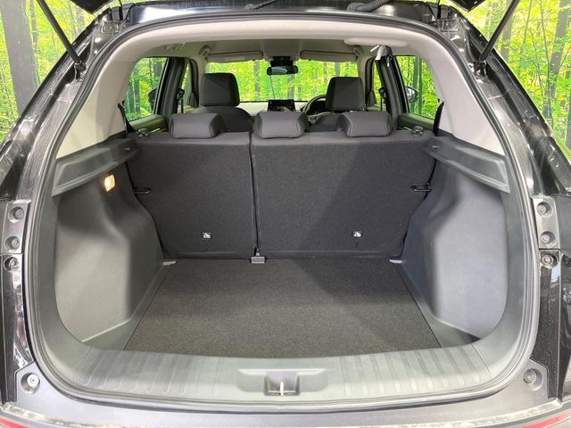 積み下ろしのしやすいデッキにはたっぷりと荷物を積み込んでいただけます。遊びから仕事まで、様々なシーンで頼れます♪