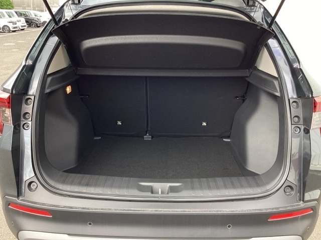 トランクの広さは、どうです、たくさんの荷物が積めますよ。トノカバー付き。荷室のプライバシーを守ってくれます。見た目もスッキリ、防犯性も高まります。