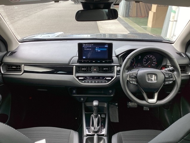 ドライバー目線の画像です。視界が確保されているので運転しやすいです。視認性のよいインパネ周りです。操作スイッチやカップホルダーも使いやすい位置に配置されています。