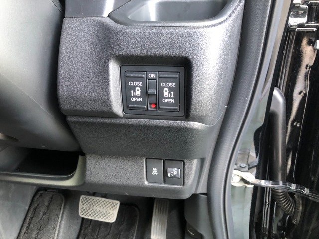 【両側電動スライドドア】リモコンや運転席のスイッチ操作のほか、ドアハンドルを少し引くだけでリアドアが自動開閉します♪