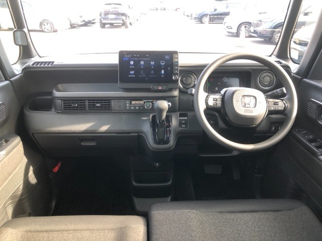 【インパネ全体】手が届きやすく、どなたでも運転しやすいです。シンプルで使いやすい設計になっています！