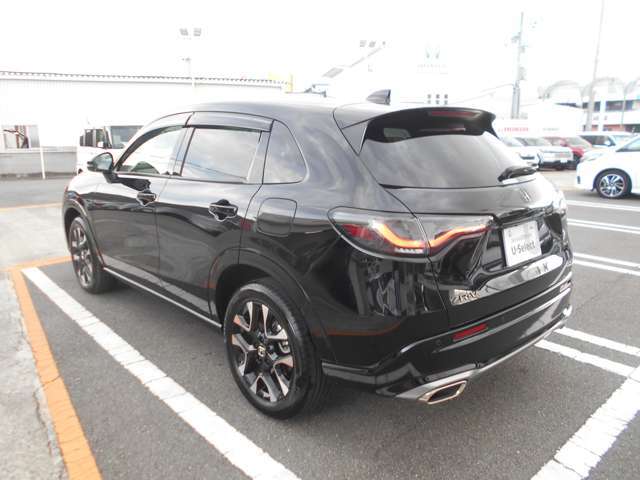 後退出庫サポート搭載！バックで出庫する際、左右から近づいてくる車両を検知。警報音とナビ画面上の矢印表示で、注意を促します。