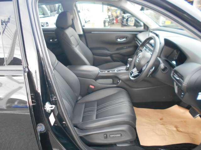 前後スライドやリクライニングの角度など、電動で調節ができます！シートヒーター付き♪