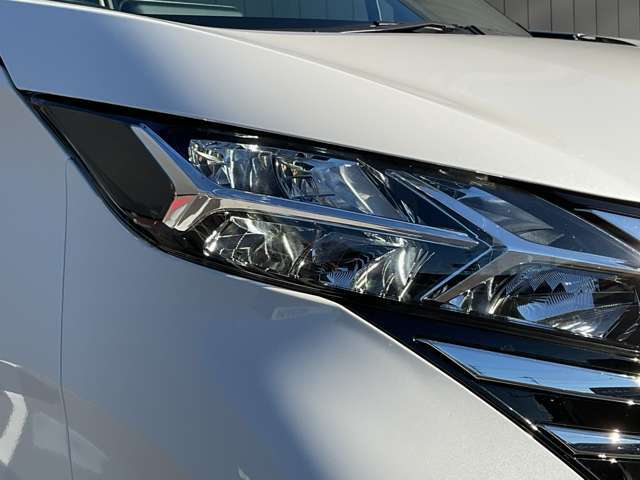 LEDライトは白色光で遠くまで明るく照らし、夜間の安全運転をサポートします