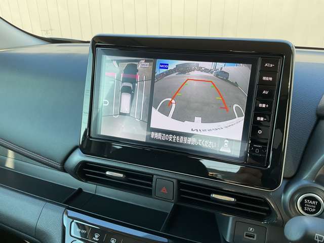 空から見下ろしているような視点で周囲を確認できるアラウンドビューモニター。駐車時にとても便利です。
