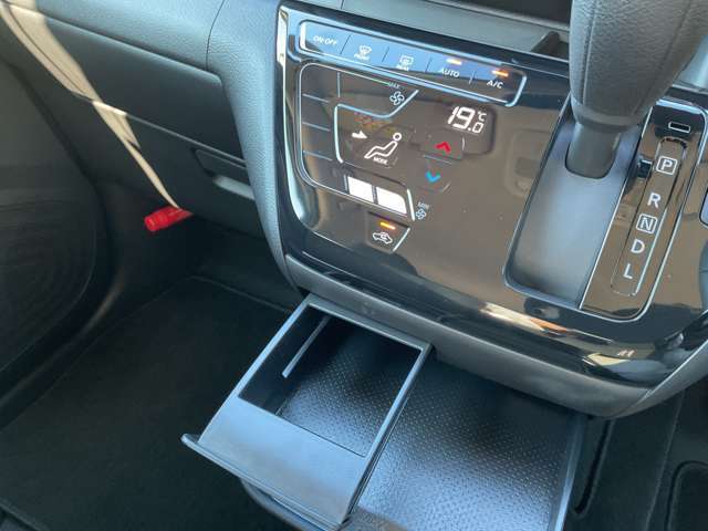 ドリンクホルダーとちょっとしたものが置けます。