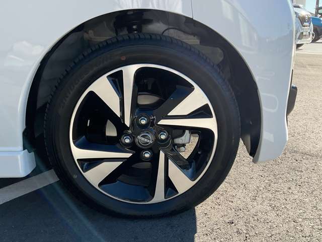 純正のアルミホイールで足元すっきり