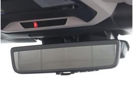 乗員や荷物で後方視界を遮られて時に、リヤゲートの内側に取り付けられたカメラの映像をルームミラーに表示出来ます。