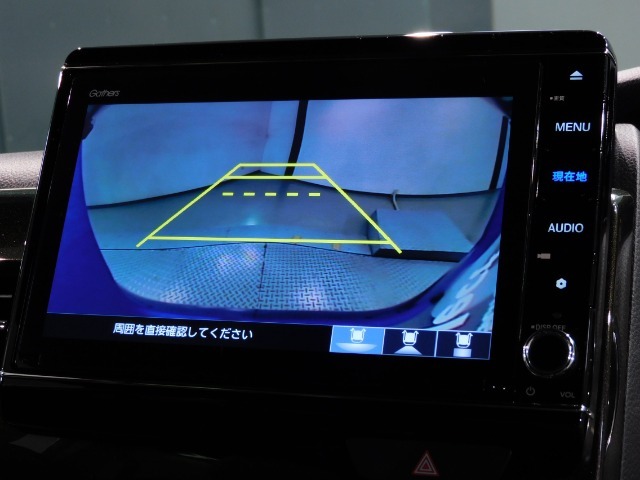 リバースギアに入れるだけで後方の表示へ切り替わります。夜間や雨の日の駐車も楽になりますよ。