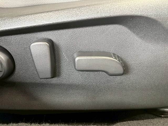 【パワーシート】スイッチ操作でシートの前後スライド、座面の高さ、背もたれの傾きなどを調整できます！