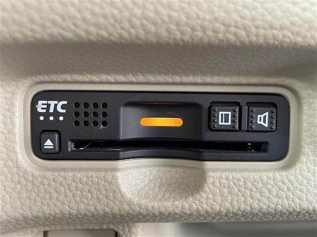 【ETC】有料道路を利用する際に料金所で停止することなく通過できる、ETC車載器（ノンストップ自動料金収受システム機器）が装備されています。セットアップを行うことで利用可能になります。