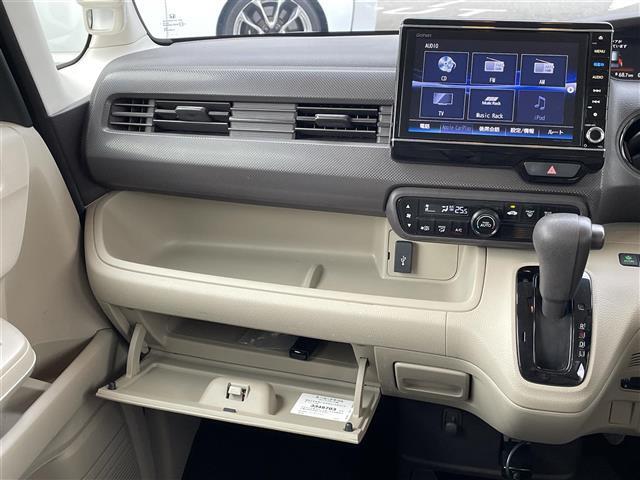 【グローブボックス】『グローブボックス』の画像になります。車検証ケースや日頃使う小物類の収納に便利ですね！