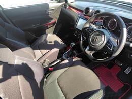 スポーティな内装です。