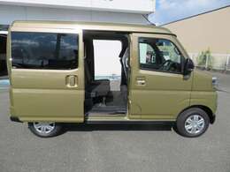 上級グレード「RS」ですので、左右両側パワー（電動）スライドドア！