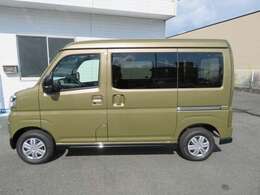 上級グレード「RS」ですのでドアミラーウインカー！リヤ5面プライバシーガラス！人気色のオフビートカーキメタリック！