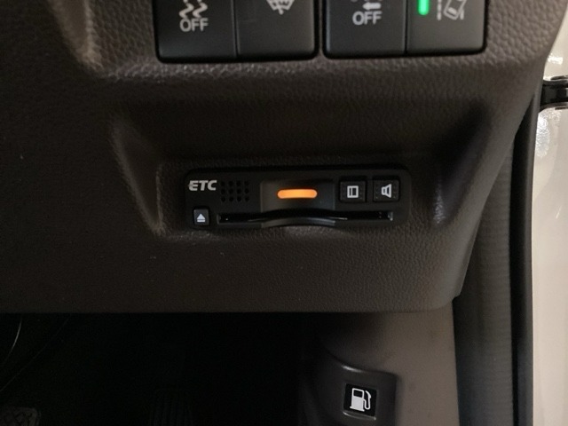 ハンドルの右下にETCがついています。高速道路の料金所の通過も楽々です！。　カードの取り出しもしやすい場所についています。