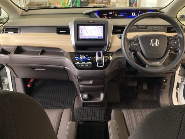 車内は光触媒抗菌消臭施工済です。インパネ周りはスタイリッシュなデザインです。グローブボックスやカップホルダーのほかにトレーなどたくさんの収納スペースが付いています。