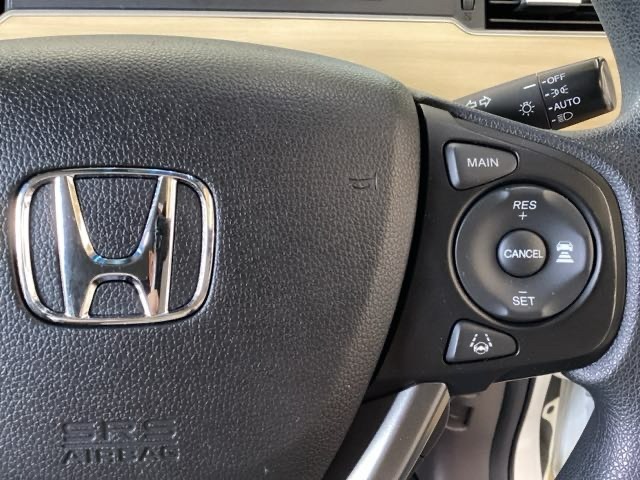 ハンドルにHondaセンシング系のクルーズコントロールやレーンキープアシストなどの操作スイッチが装備されています。ハンドルから手を離さず安全に操作できます。