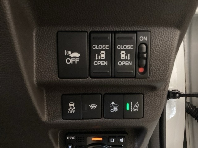 両側電動スライドドアは運転席から操作ができるよう、操作スイッチが付いています。Hondaセンシング用のVSA解除とレーンキープアシストシステムなどのメインスイッチも装備しています。