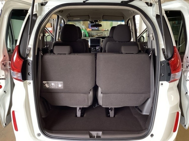 開口部も広く荷物の積み下ろしもしやすいお車となっております。3列目シートは5：5の割合で背もたれを倒しシートの跳ね上げができます。