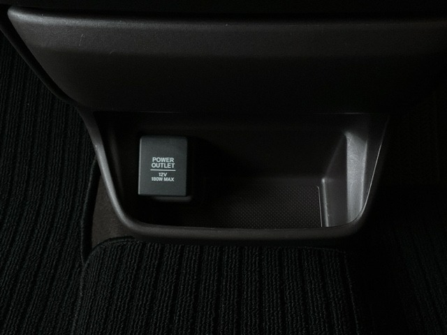 アクセサリーソケットはUSBのアダプターなどをつければ、スマホの充電にも使えます。周辺には物が置けるボックスがついています。