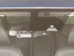 【エマージェンシーブレーキ】走行中に前方の車両等を認識し、衝突しそうな時は警報とブレーキで衝突回避と被害軽減をアシスト。より安全にドライブをお楽しみいただけます。