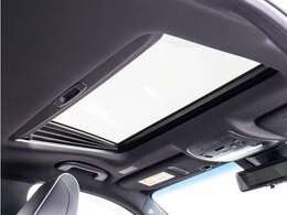 人気装備のサンルーフが付いています！上下チルトに前後スライド機能が付いていますので、様々なドライブシーンで活躍してくれます！！開放感ある車内空間は気持ちがいいですよ！是非体感してみて下さい！