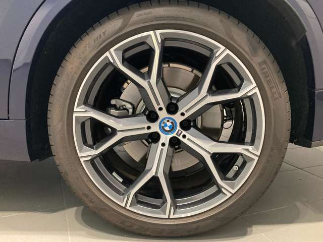 BMWの純正アロイホイールは軽量かつ強度にも優れているホイールで走行性能を引き上げる設計になっております。足元にもBMWは妥協がなくこだわっている個所になります。