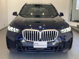 BMW代表的な特徴のキドニーグリル。BMWのすべてのモデルに採用され、BMWらしさを強調しております。