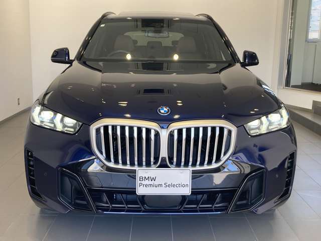 BMW代表的な特徴のキドニーグリル。BMWのすべてのモデルに採用され、BMWらしさを強調しております。