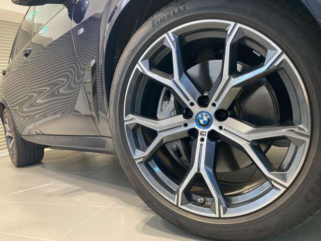 BMWの純正アロイホイールは軽量かつ強度にも優れているホイールで走行性能を引き上げる設計になっております。足元にもBMWは妥協がなくこだわっている個所になります。