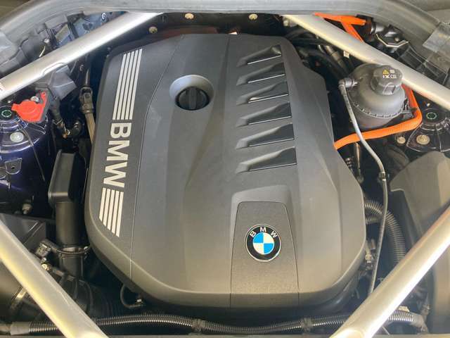 BMWのエンジンは世界的にも認められている高性能エンジンです。レスポンスがよく高回転型の心地よい吹きあがりなど駆け抜ける歓びのキーになる部分でございます。