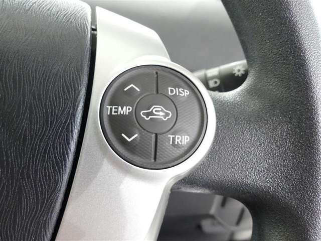 エアコンの温度設定もハンドルから手を放さず手元のスイッチで操作が可能です。