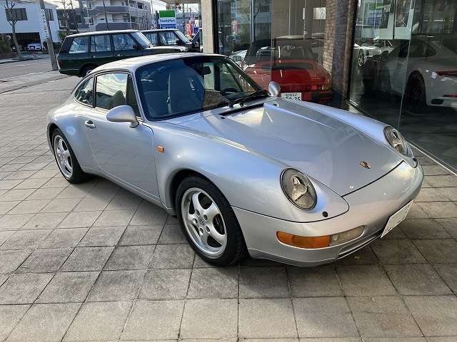 993カレラのフロントフェンダーは、よりワイドかつフラットな形状が特徴です。