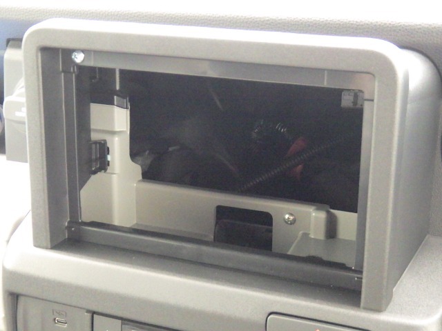 ★オーディオレス★ ご希望のナビ/オーディオを取り付けすることができます！純正＆Aftermarketカタログも多数ご用意しておりますので、ご相談ください☆