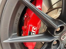 【フロント18インチリア16インチ「GR」ロゴ入りレッドブレーキキャリパー】