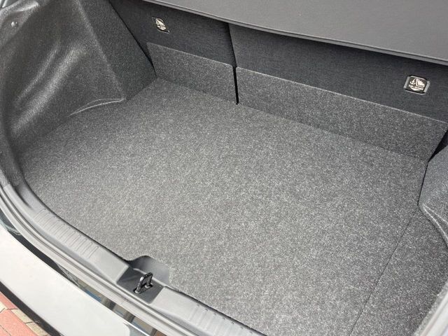 積み下ろしのしやすいデッキにはたっぷりと荷物を積み込んでいただけます。遊びから仕事まで、様々なシーンで頼れます♪